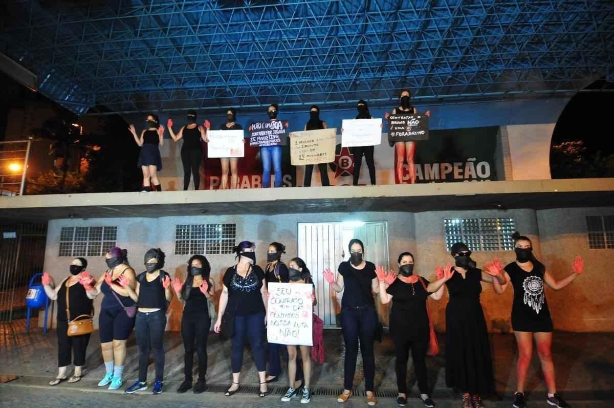 Grupo de mulheres fez protesto no Centro de Varginha contra a chegada de goleiro Bruno ao Boa Esporte