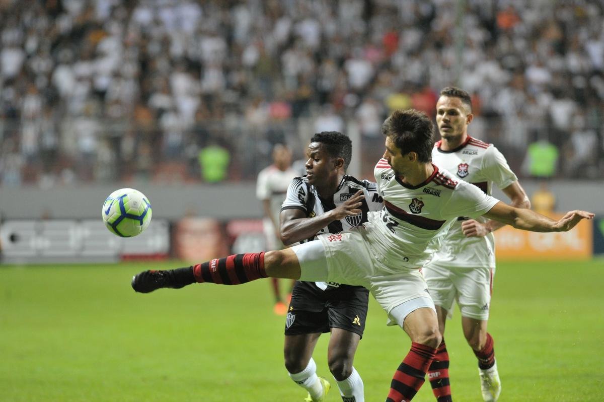 Galo derrotou Flamengo por 2 a 1 e assumiu provisoriamente a segunda posio no Brasileiro
