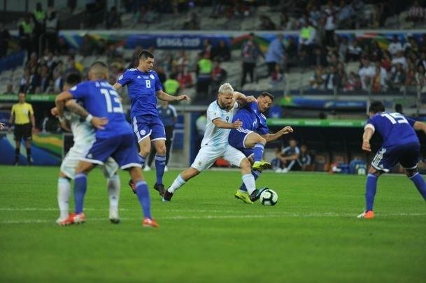 Fotos do duelo entre Argentina e Paraguai, no Mineiro, pela Copa Amrica