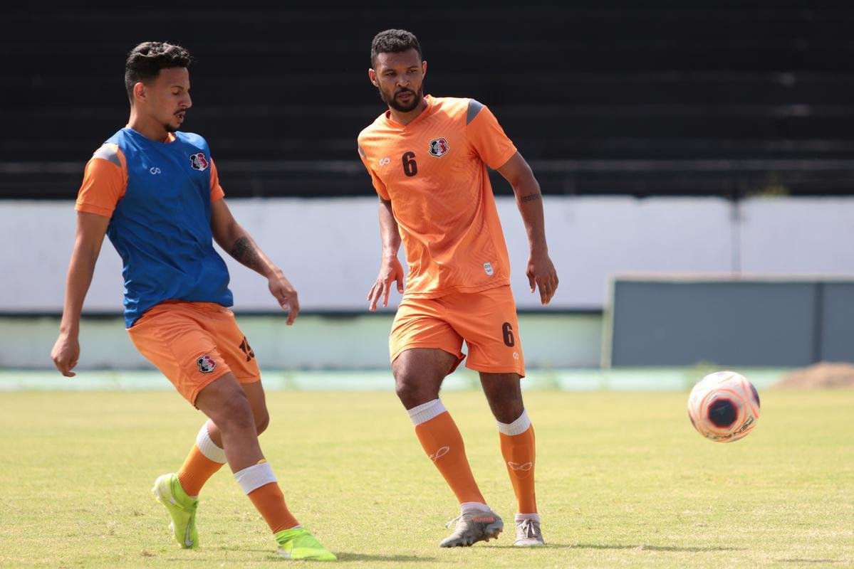 Jogadores do Santa Cruz treinaram no estádio do Arruda, já apresentando trabalhos com bola no gramado, sob a supervisão do técnico Itamar Schülle. Todos os atletas e os membros da comissão técnica seguem submetidos às medidas de afastamento social.