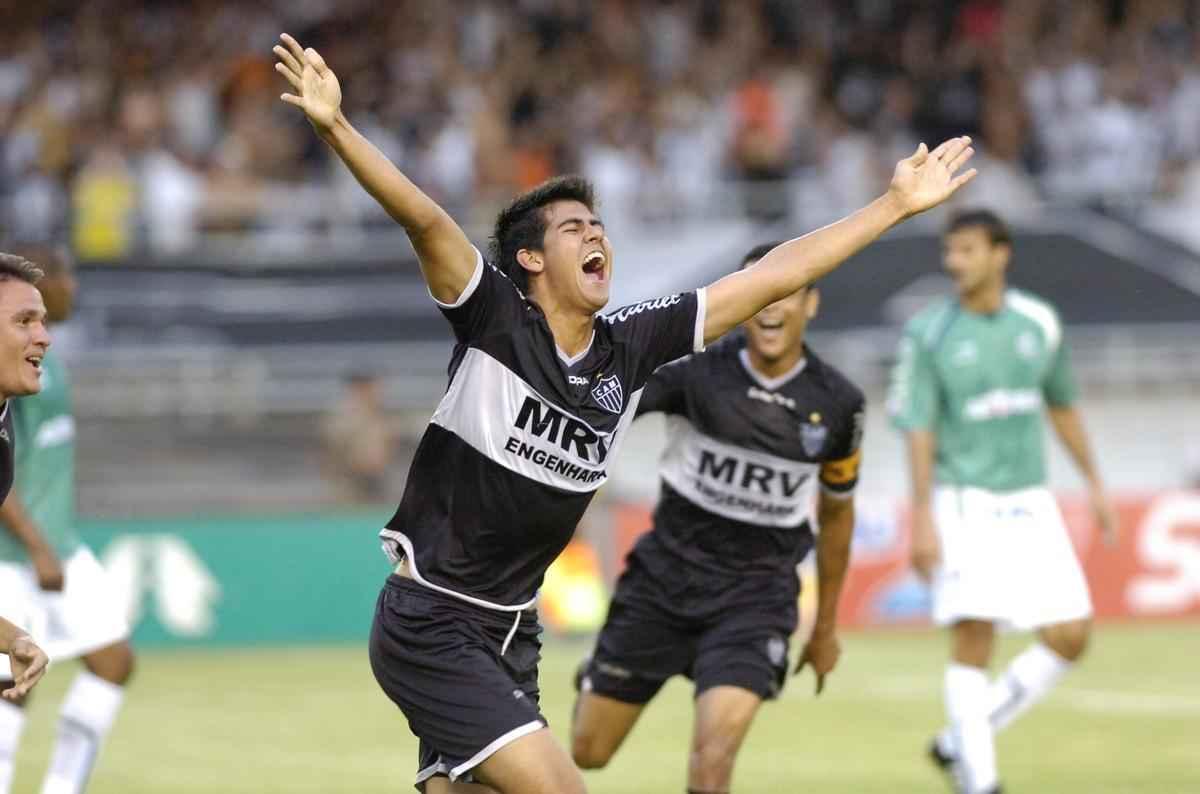 Na temporada 2007, Galo seguiu com a Diadora, e mais uma vez teve um modelo diferente de terceira camisa. Desta feita, preta com uma faixa cinza