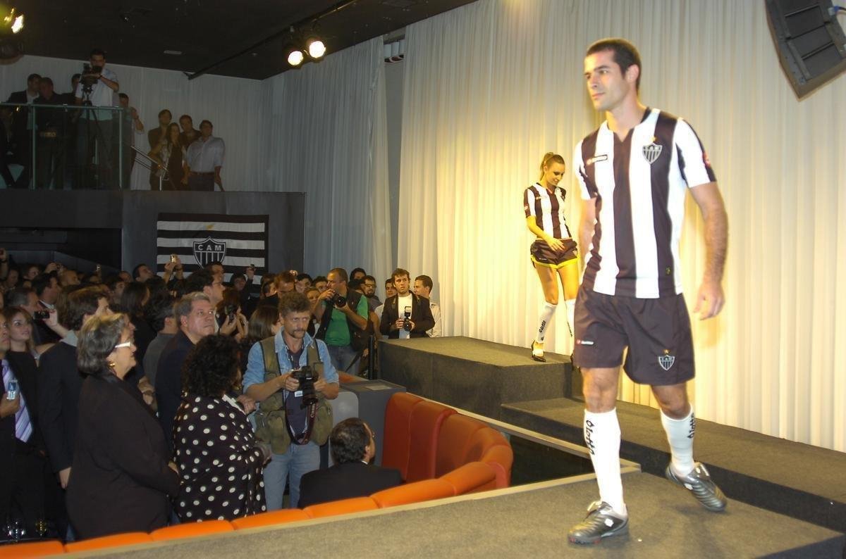 2009 - Uniforme produzido pela Lotto