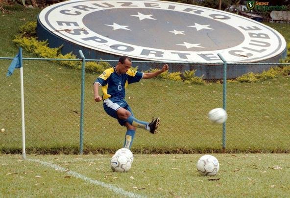 Volante Ricardinho, jogador que mais conquistou títulos pelo Cruzeiro (15), na Toca da Raposa I, em 2000