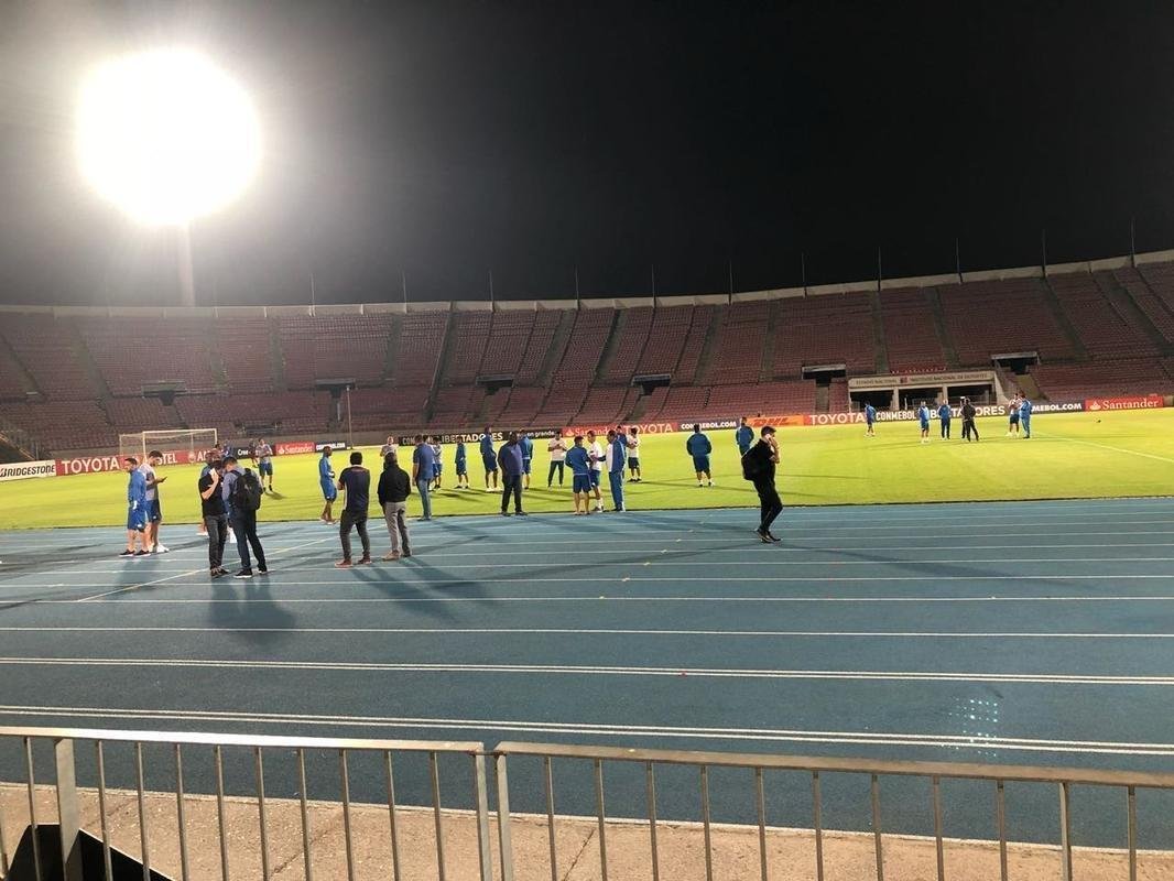 Na vspera de jogo contra a Universidad de Chile, pela Copa Libertadores, elenco do Cruzeiro fez reconhecimento de gramado do Estdio Nacional, em Santiago (Lauro Lopes/TV Alterosa)