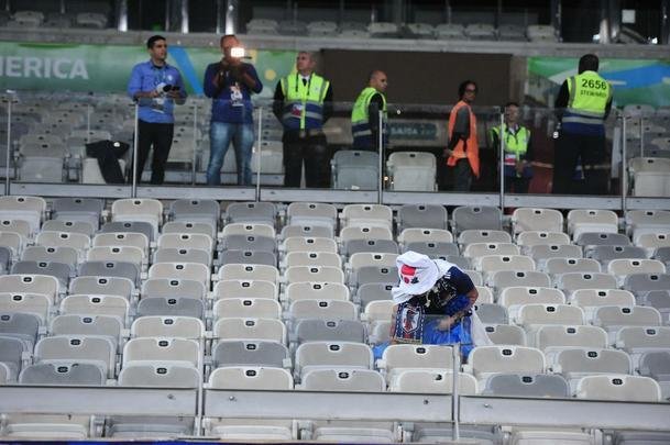 Depois do empate entre Japo e Equador, por 1 a 1, pela Copa Amrica, um torcedor japons deu um bom exemplo aos brasileiros. Com pacincia, ele recolheu lixo em vrios pontos do setor em que se encontrava no Mineiro. Na Copa de 2014, no Brasil, os nipnicos j haviam mostrado civilidade ao mundo ao limpar arquibancadas e vestirios dos estdios.