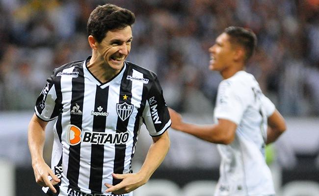 Com dois gols e uma assistência, Nacho Fernández comandou virada do Atlético sobre o Santos