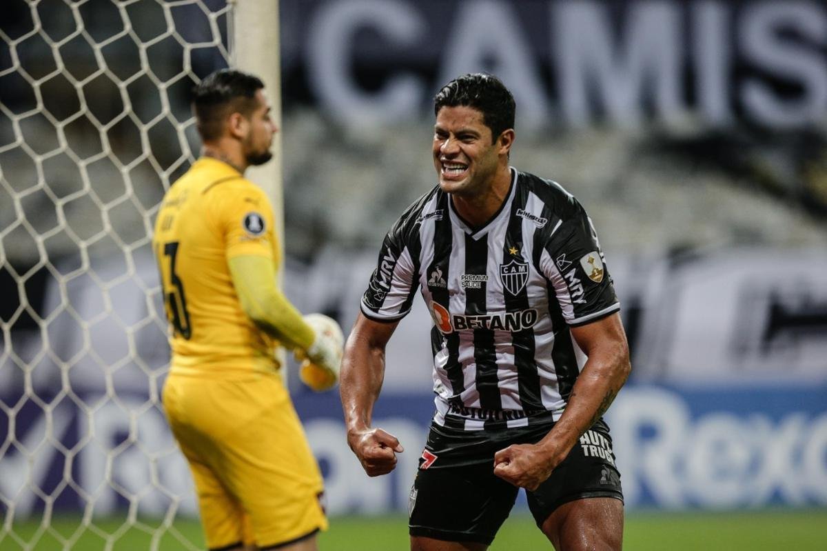 Hulk foi o grande nome do jogo ao marcar dois gols sobre o Cerro Porteo