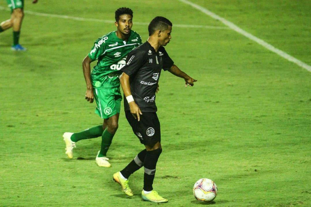 Pela primeira vez, Nutico e Chapecoense se enfrentaram em um jogo oficial. Alm do adversrio, outro detalhe chamou a ateno: o Timbu usou de maneira indita um uniforme preto durante a primeira etapa da partida. 