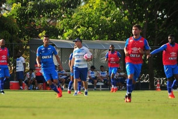 Sem Thiago Neves, que est com desgaste na panturrilha, Mano Menezes escalou o time titular do Cruzeiro no coletivo com Fbio; Lucas Romero, Leo, Murilo e Egdio; Henrique e Ariel Cabral; Robinho, Arrascaeta e Rafinha; Fred. Os reservas atuaram com Rafael; Arthur, Digo, Manoel e Marcelo Hermes; Lucas Silva, Nonoca e Bruno Silva; Rafael Marques, Rafael Sobis e Judivan
