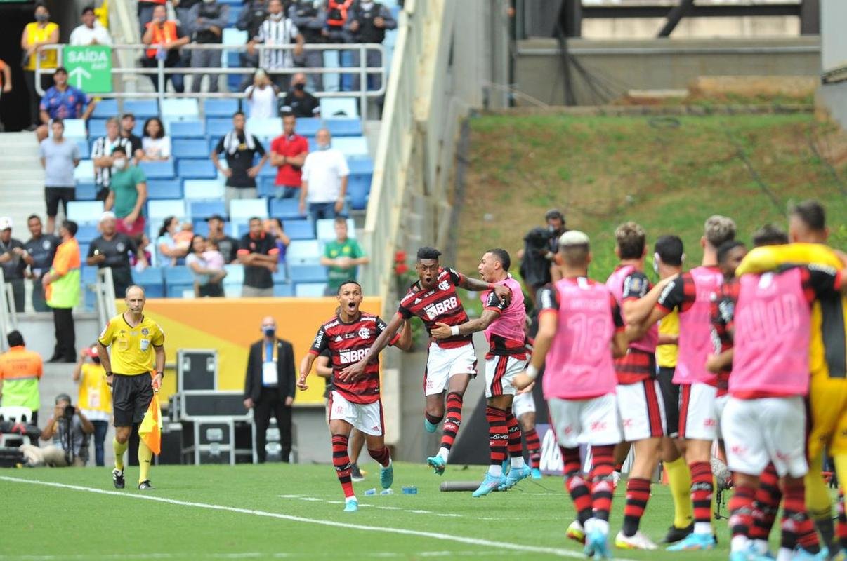 Fotos do empate por 2 a 2 entre Atltico e Flamengo na final da Supercopa do Brasil, na Arena Pantanal, em Cuiab