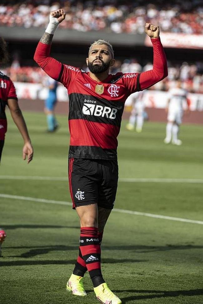 Flamengo massacrou So Paulo em pleno Morumbi e mantm sonho de conquistar o Campeonato Brasileiro, apesar de grande vantagem do Atltico