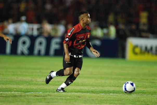 Carlinhos Bala (2007-2008, 2011). Atacante, Bala ultrapassou os 100 jogos e 25 gols no Sport. dolo, ele foi campeo da Copa do Brasil e bicampeo do Pernambucano.
