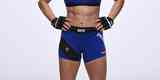 Ronda Rousey posa com uniforme azul, que ser usado no UFC 207. Pela primeira vez, ela no vestir o uniforme preto e dourado, usado somente pelos campees 