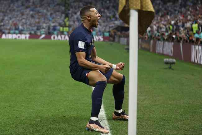 Artilheiros da Copa do Mundo 2022: Mbappé marca hat-trick na final e recebe  prêmio; veja lista - Lance!