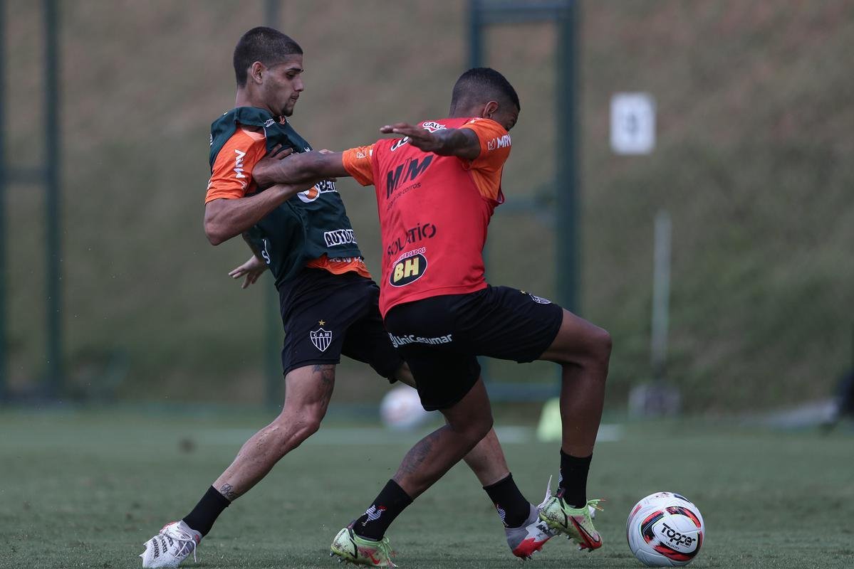 Com seriedade, mas tambm descontrao, o Atltico treinou sob sol forte na manh desta sexta-feira (21), na Cidade do Galo, em Vespasiano. Este foi o quinto dia de pr-temporada para o clube mineiro em 2022, sob o comando do tcnico argentino Antonio 'El Turco' Mohamed. Novas baixas, o volante Allan e o atacante Keno testaram positivo para COVID-19 e no participaram das atividades (ambos cumprem perodo de sete dias de isolamento social).
