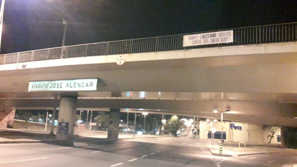 Faixas de apoio ao Cruzeiro so estendidas em Belo Horizonte antes da partida contra o FLuminense