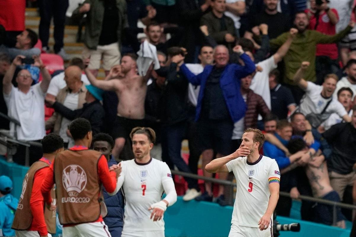Fotos do gol de Harry Kane, da Inglaterra, sobre a Alemanha, em Wembley. Ingleses venceram por 2 a 0 e avanaram s quartas de final da Eurocopa