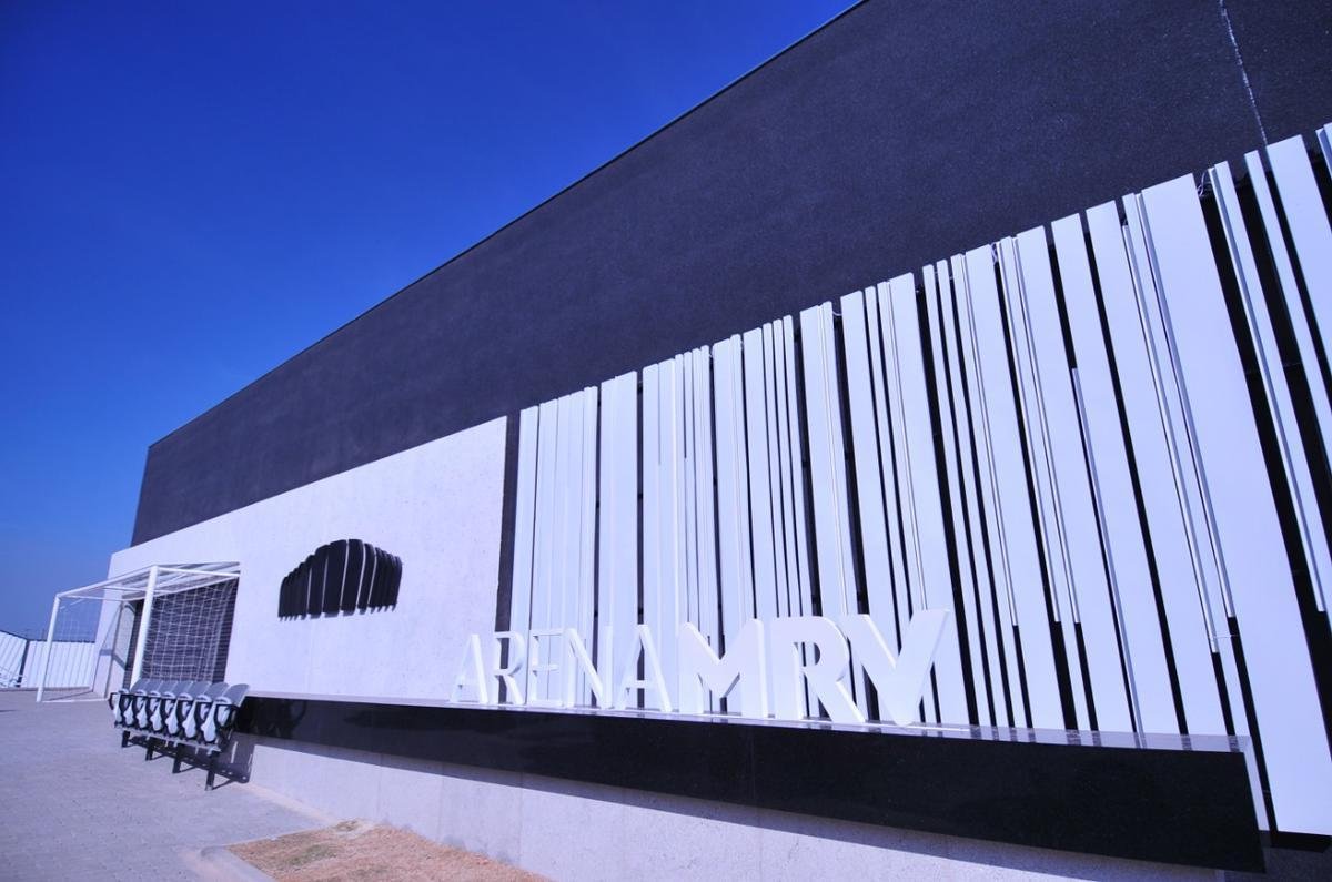 Novas fotos da construo da Arena MRV, estdio do Atltico, no bairro Califrnia, em Belo Horizonte. Nos arredores, curiosos fazem o que podem para ver o andamento das obras. (Alexandre Guzanshe/EM/D.A Press)