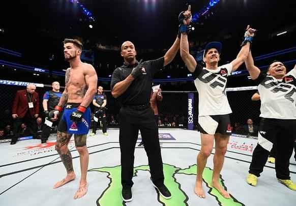 Niko Price (luvas azuis) venceu Brandon Thatch por finalizao aos 4m30s do primeiro round