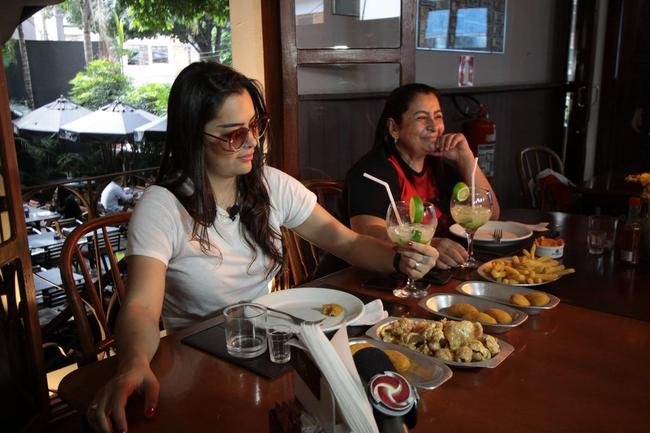 Na primeira vez de Larissa Riquelme em Belo Horizonte, levamos a modelo e apresentadora paraguaia para um verdadeiro banquete de pratos tpicos da culinria mineira. E ela adorou!