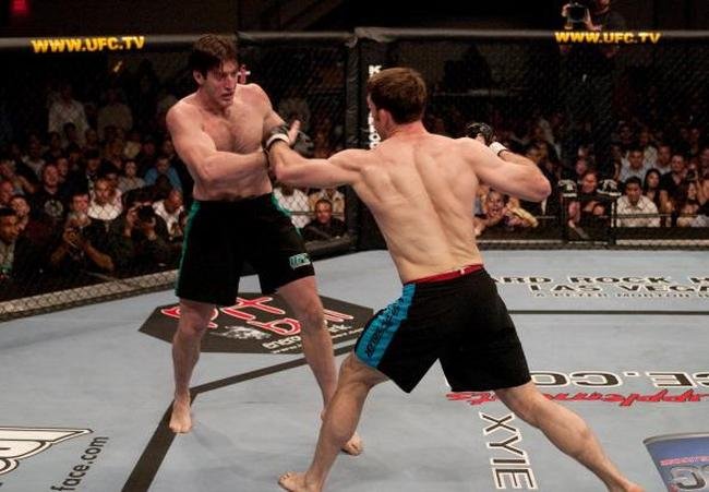 Imagens da final do The Ultimate Fighter 1, entre Forrest Griffin e Stephan Bonnar, vencida por Griffin