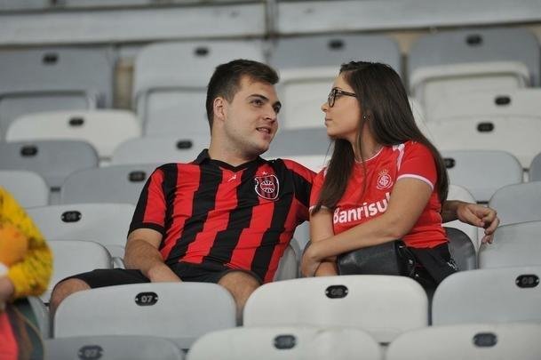 Fotos das torcidas de Uruguai e Equador no Mineiro