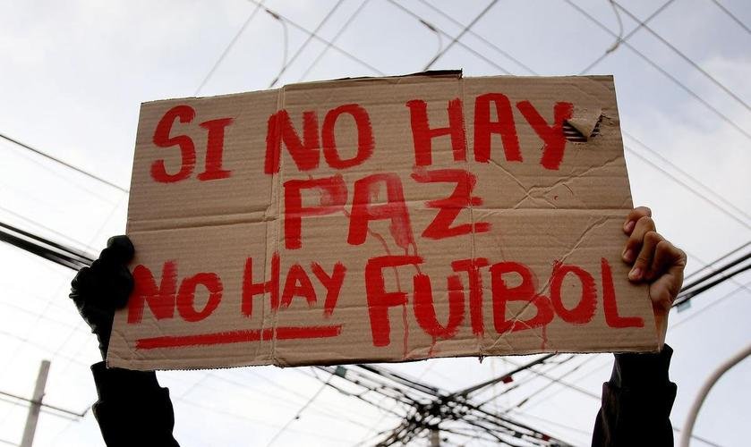 Realização do jogo entre América de Cáli e Atlético no Estádio Romelio Martinez, em Barranquilla, pela Copa Libertadores, indignou manifestantes que protestam contra o governo do presidente Iván Duque. País vive caos social, com greves, paralisações, manifestações violentas e choques com a polícia. Ainda assim, Conmebol confirmou partida, o que gerou revolta.