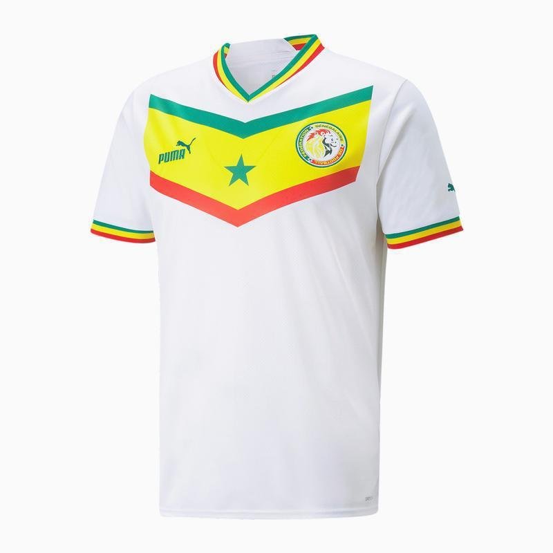 A camisa I de Senegal para a Copa do Mundo  branca e foi produzida pela Puma
