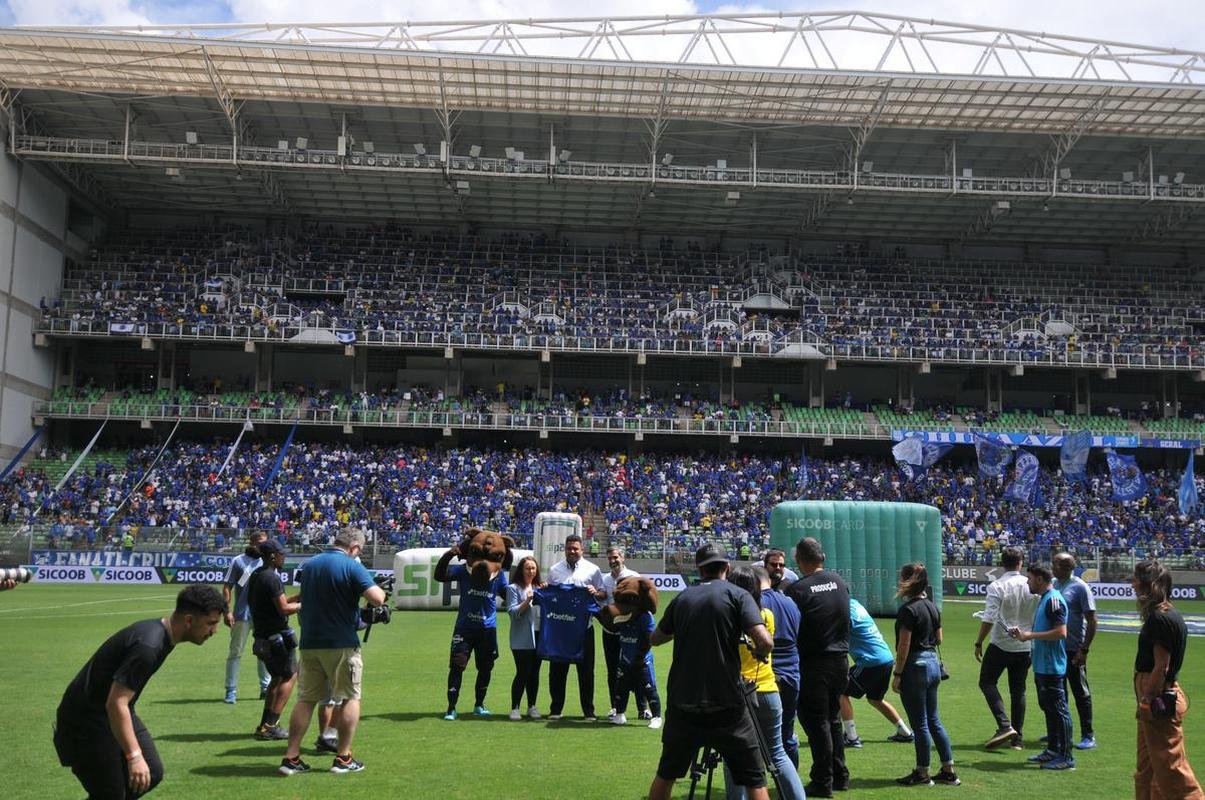Ronaldo  ovacionado pela torcida do Cruzeiro no Independncia