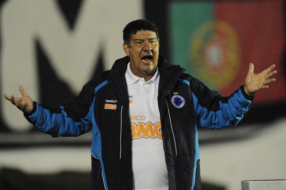 Joel Santana dirigiu o Cruzeiro em 2011.