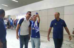 Jogadores do Cruzeiro embarcam, com o apoio da torcida