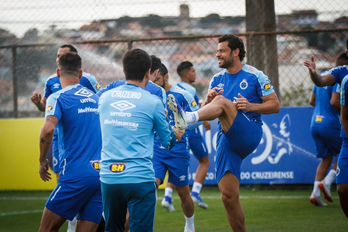 A comisso tcnica do Cruzeiro permitiu que a imprensa acompanhasse somente o comeo das atividades desta quinta-feira, na Toca da Raposa 2. Em campo, foi possvel ver o meia Rodriguinho, que segue programao especial de exerccios elaborada pelos profissionais do clube. O time se prepara para o jogo-treino de segunda-feira, contra o Amrica, que servir de teste visando  retomada das competies. No coletivo de tera-feira, a escalao teve Fbio; Lucas Romero, Ded, Leo e Egdio; Henrique e Jadson; Marquinhos Gabriel, Thiago Neves e David; Fred. Vale ressaltar que o meia Robinho havia sido poupado desse trabalho.