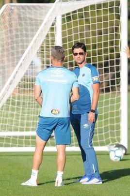 Tcnico da equipe sub-20, Ricardo Resende comandou nesta quinta-feira o primeiro treino como interino no Cruzeiro. Ele orientar a equipe na partida de domingo, s 16h, contra o Ava, na Ressacada, pela 14 rodada do Campeonato Brasileiro. Enquanto isso, a diretoria celeste busca um substituto para Mano Menezes, desligado do clube aps derrota para o Internacional, por 1 a 0, nessa quarta, pelo jogo de ida da semifinal da Copa do Brasil.