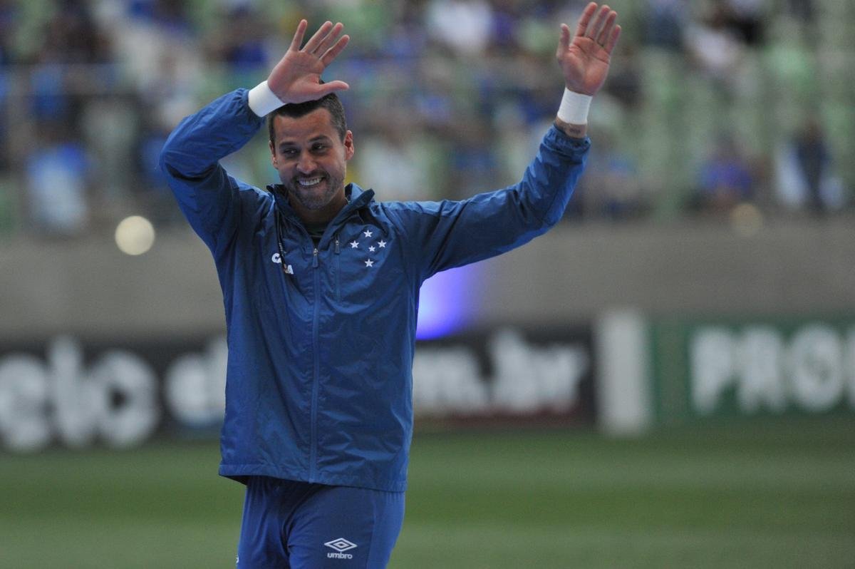 Jogadores, integrantes da comisso tcnica e dirigentes do Cruzeiro recebem faixas alusivas ao ttulo da Copa do Brasil