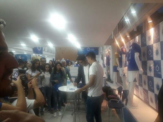 Zagueiro Leo lanou no Barro Preto o livro A Quinta Estrela, sobre o penta da Copa do Brasil. Volante Henrique prestigiou evento.