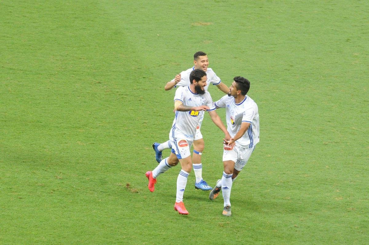 Fotos da comemorao de Arthur Caike ao marcar o segundo gol do Cruzeiro sobre a Ponte Preta