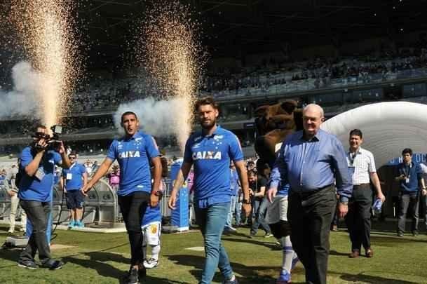 Cruzeiro apresentou para sua torcida no Mineiro os atacantes Sobis, camisa 7, e bila, que vestir a 50