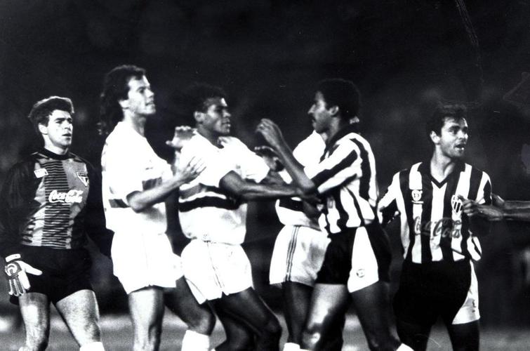 Campeonato Brasileiro de 1991 - Mais uma queda do Atlético na semifinal do Campeonato Brasileiro. Desta vez, o algoz foi o São Paulo. No primeiro jogo, no Mineirão, empate por 1 a 1. Na volta, no Morumbi, empate por 0 a 0. O Tricolor avançou por ter feito a melhor campanha.