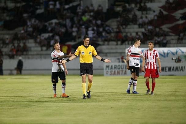 Equipes se enfrentaram no estdio do Arruda pela nona rodada da Srie C.