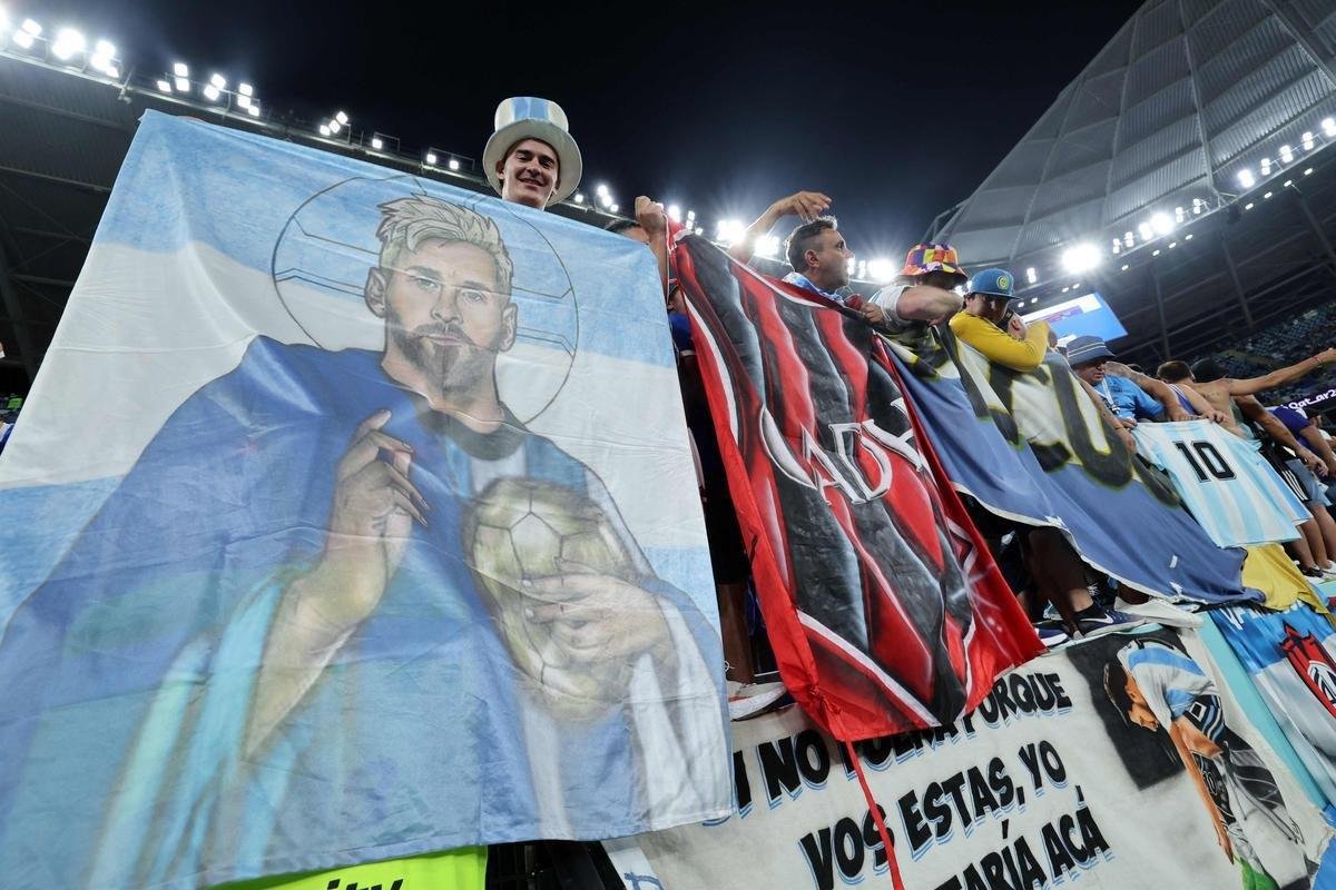 Fotos das torcidas de Argentina e Polnia durante jogo entre as duas selees pelo Grupo C da Copa do Mundo, no Estdio 974, em Doha, no Catar