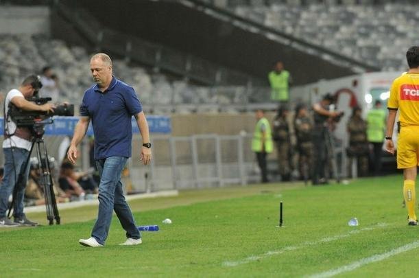 Em jogo com grande atuao do goleiro Fbio, Cruzeiro derrotou Santos de virada, por 2 a 1, com gols de Sass e Raniel; Gabriel Barbosa marcou para o Peixe, no Mineiro, pela 26 rodada do Brasileiro