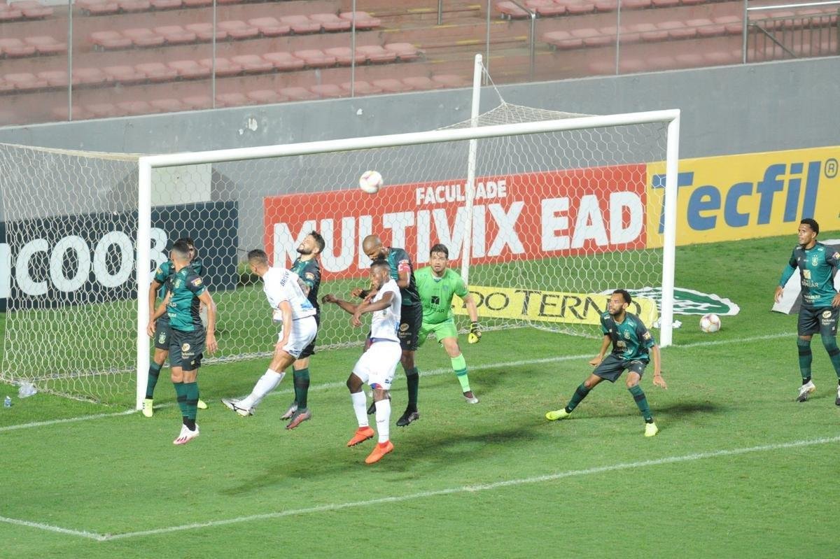 América x Paraná: veja fotos do jogo no Independência