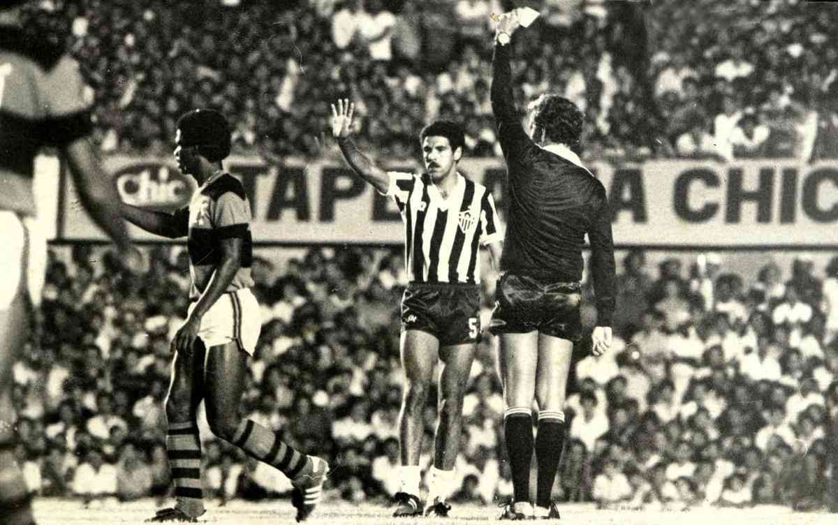 Jogo polmico em 1981 - Aps decidirem o Campeonato Brasileiro de 1980, com vitria do Flamengo por 3 a 2 sobre o Atltico, no Maracan, os dois clubes voltaram a se enfrentar no ano seguinte pela Copa Libertadores. Na primeira fase, resultados iguais no Mineiro e no Maracan, 2 a 2. Como ficaram empatados, os dois times tiveram que disputar uma partida extra para definir o classificado. O jogo foi marcado para Goinia, local apontado pelos rubro-negros. Em 21 de agosto de 1981, o Serra Dourada recebeu mais de 70 mil torcedores. A expectativa de uma grande partida - j que Atltico e Flamengo eram a base da Seleo Brasileira -, transformou-se em frustrao depois de 37 minutos. Wright expulsou cinco jogadores do Galo (der, Reinaldo, Palhinha, Chico e Joo Leite), encerrando a partida por falta de nmero mnimo de atletas. O time carioca sagrou-se campeo daquela edio.