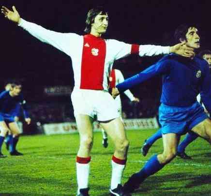 O holands Johan Cruyff, um dos grandes jogadores de futebol de todos os tempos, utilizou a Le Coq nos tempos de Ajax.