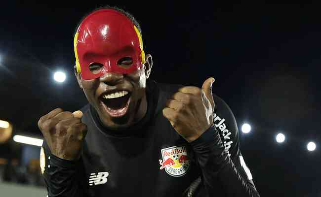 Mosquera com a máscara de The Flash após jogo contra o Flamengo