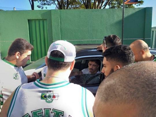 Torcedores americanos fizeram protesto e abordaram os jogadores na porta do CT Lanna Drumond