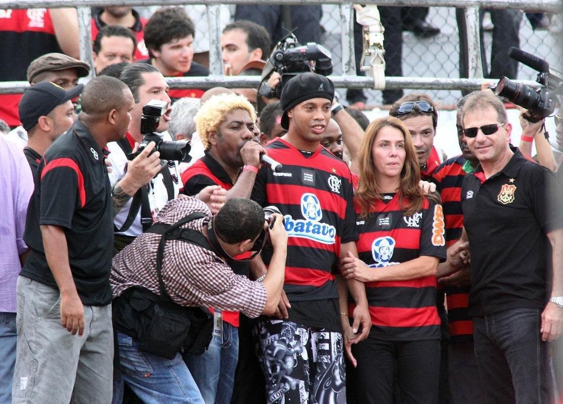 Há pouco mais de dez anos, em 2011, caixas de som foram instaladas no estádio Olímpico para uma possível festa de apresentação de Ronaldinho Gaúcho pelo Grêmio. Contudo, o jogador recebeu uma proposta mais vantajosa do Flamengo e optou por seguir a carreira no Rio de Janeiro.