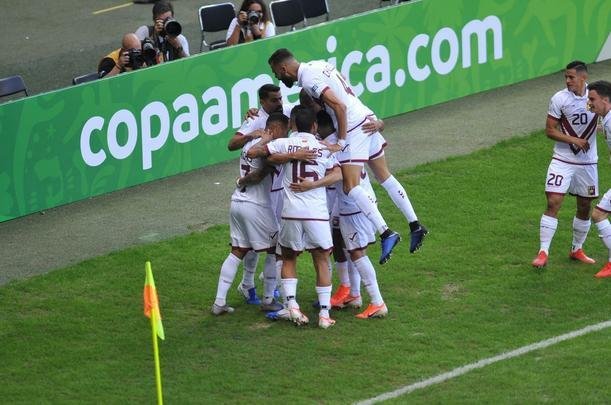 Imagens da partida entre Bolvia e Venezuela