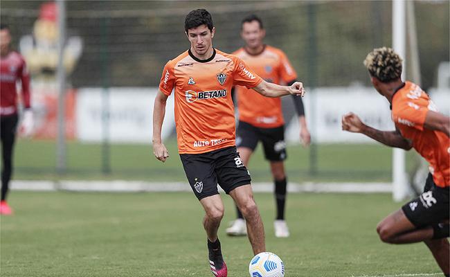 Antes do resultado do teste para covid-19, Nacho Fernández participou de treino com o grupo nesse sábado