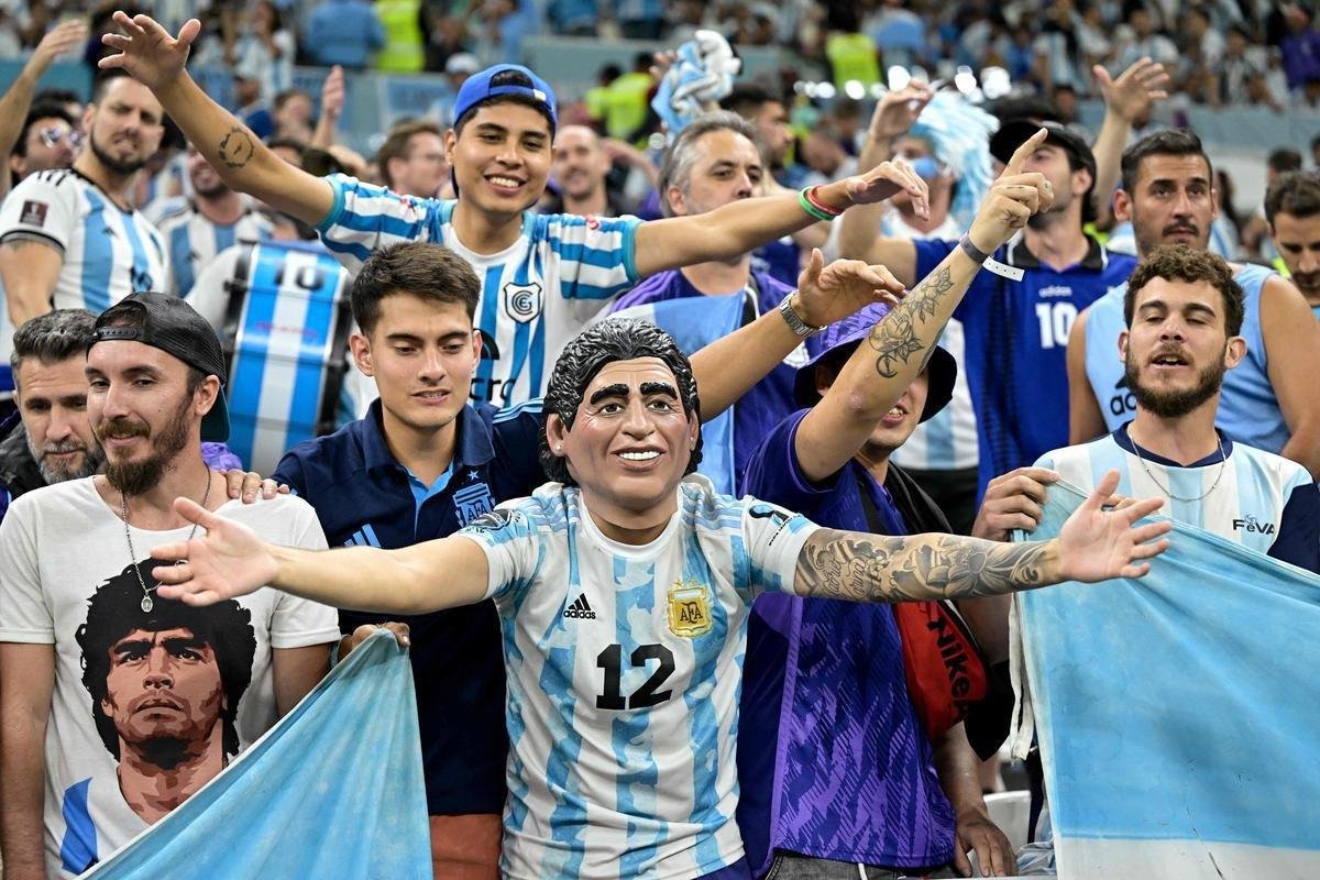 Imagens das torcidas de Argentina e Crocia no duelo pela semifinal da Copa do Mundo do Catar, no estdio Lusail